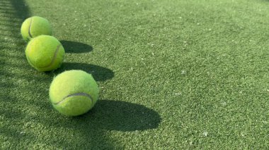  Tenis topunun arka gölgesi tenis kortunda arka plan için iyidir. Yüksek kalite fotoğraf