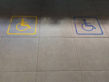 Engelli park alanı ya da hastanedeki tekerlekli sandalye için özürlü sembolü. Sağlık konsepti. Odaklan, odaklan. Yüksek kalite fotoğraf