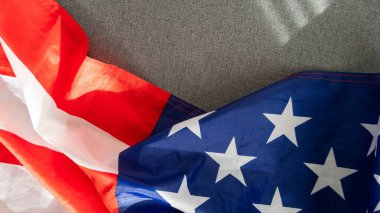 Amerika Birleşik Devletleri bayrağı ile birlikte Amerika Birleşik Devletleri bayrağı aralarındaki birliğin sembolü olarak, 3D illüstrasyon