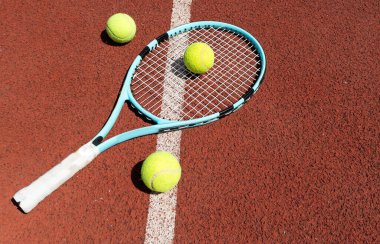 Tenis sahnesi, toplar, raketler ve sert saha köşeleri. Yüksek kalite fotoğraf