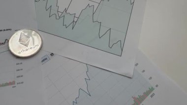 Borsa grafik çizelgesinde altın ethereum kripto para. Üst Manzara. Yüksek kalite fotoğraf
