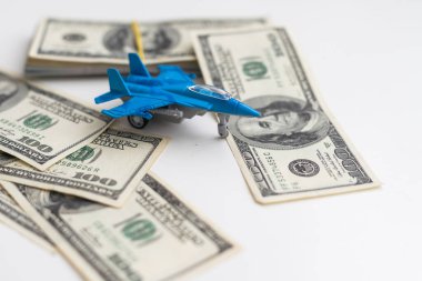 Oyuncak uçak ve para arka planda. Seyahat sigortası. Yüksek kalite fotoğraf