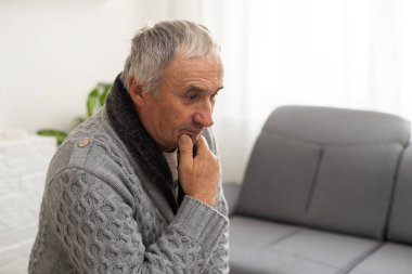 Yaşlı adam evde yas tutuyor. Bekar insanlar. Adam baş ağrısını bozdu. Yüksek kalite fotoğraf