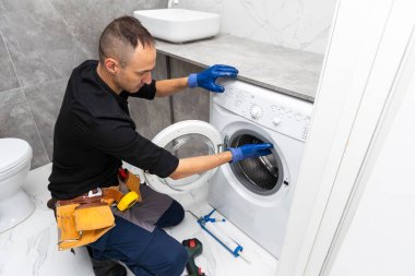 Çamaşır makinesi tamircisinin stüdyo fotoğrafı. Yüksek kalite fotoğraf