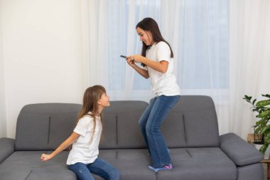 Ellerinde telefon olan küçük çocuklar oyun oynuyorlar. Yüksek kalite fotoğraf