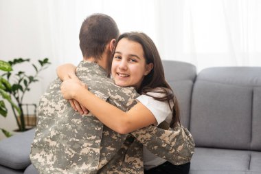 Asker babası kızına sarılıyor. Yüksek kalite fotoğraf