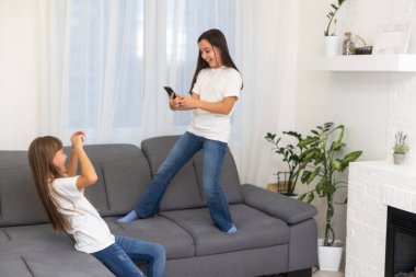 Ellerinde telefon olan küçük çocuklar oyun oynuyorlar. Yüksek kalite fotoğraf