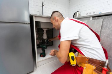 Marangoz mutfaktaki çalışma yüzeyi yerine alüminyum pervazı koyuyor. Yüksek kalite fotoğraf