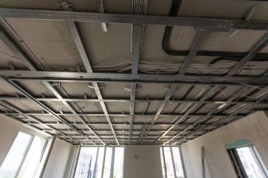 Tavan süspansiyonunun yapısı, alçıtaşının kurulumu ve ışık. Yüksek kalite fotoğraf