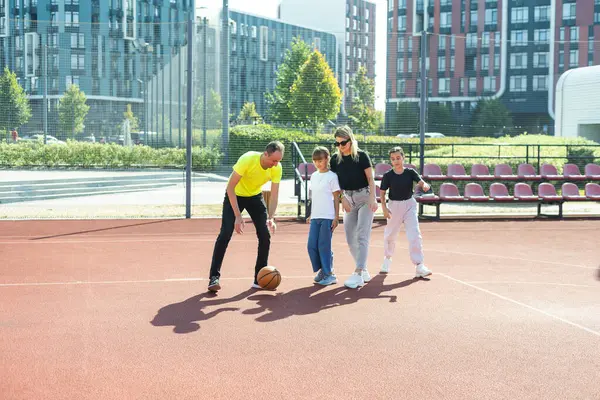 Aile basketbolu zamanı. Aile basket sahasında. - Evet. Yüksek kalite fotoğraf