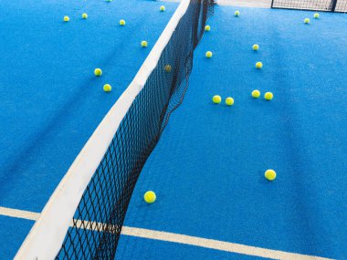 Tenis topları tenis parkına düşer. Yüksek kalite fotoğraf