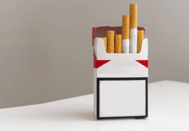 Açık bir paket sigara ve beyaz arka planda bir sigara. Yüksek kalite fotoğraf
