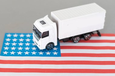 ABD Lojistik Konsepti. USA Flag arka planında beyaz teslimat minibüsü. 3D görüntüleme. Yüksek kalite fotoğraf