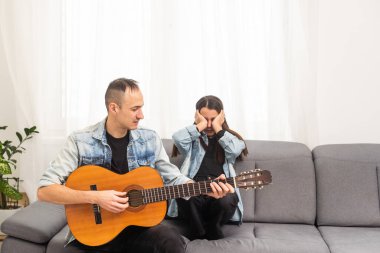 Kızına gitar çalmayı öğreten bir baba. Yüksek kalite fotoğraf