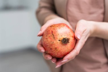 Beyaz arka plan izolasyonunda taze nar meyvesi. Yüksek kalite fotoğraf
