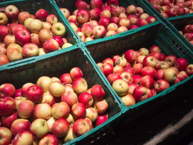 Tahta kutuda bir sürü kırmızı elma ve süpermarkette satılık kahverengi kağıt. Yüksek kalite fotoğraf
