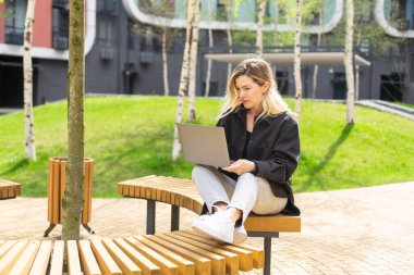 Bir kafede uzak bir işte çalışan genç bir kadın. Yüksek kalite fotoğraf