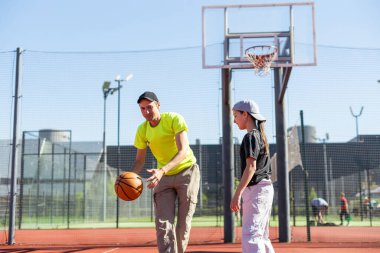 Parkta basketbol oynayan bir baba ve kız. Yüksek kalite fotoğraf