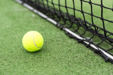 Court Net 'e karşı tenis topu. Yüksek kalite fotoğraf