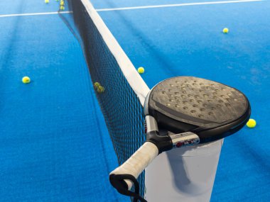 Mavi raket kortunda raket ve toplar. Yüksek kalite fotoğraf