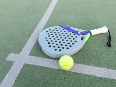 Padel raket ve topun arka planında suni çimen zemininde açık alanda. Üst Manzara. Yüksek kalite fotoğraf