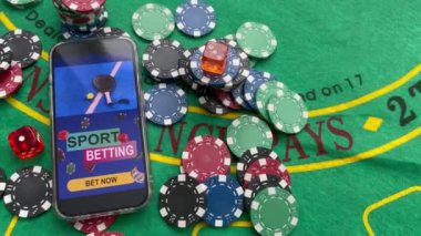 Yeşil masanın üzerinde poker çipleri olan online kumarhane akıllı telefonu. Yüksek kalite fotoğraf