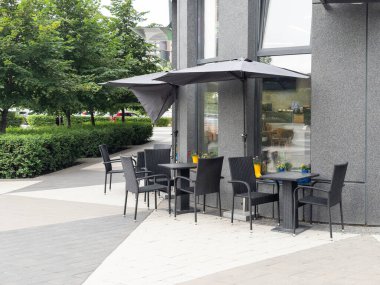 Yerel bir restoranda boş sandalyeli boş bir masayı kapat. Yüksek kalite fotoğraf