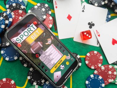 Ekranda poker masası olan akıllı bir telefon poker masasında kart ve fiş kartları oynuyor. İnternetteki kumarhane. Yüksek kalite fotoğraf