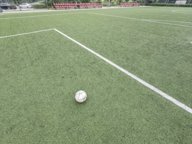 Sahada topu olan bir futbol sahası. Yüksek kalite fotoğraf