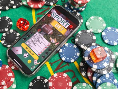 Online poker konsepti. Yeşil arka planda akıllı telefon ve poker fişleri. Poker çevrimiçi afişi. Uzayı kopyala Vignette. Mesaj için yer. Kumar oynuyorum. Geçmişi. Yüksek kalite fotoğraf
