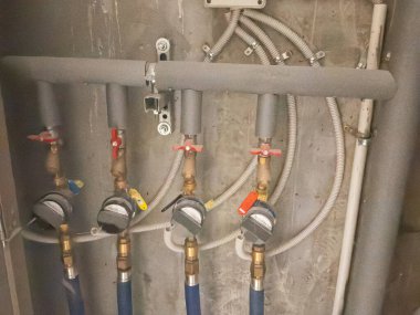 Tedavi edilmiş su örnekleme istasyonu. Basınç göstergesi. Bakır boru. Bakteri örnekleri. Yüksek kalite fotoğraf