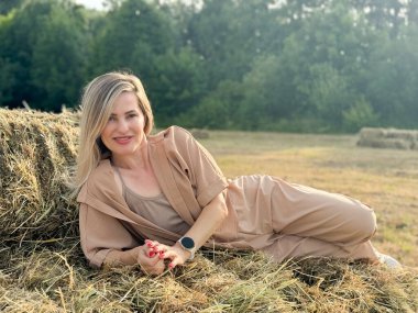  Yazın sahada sarışın bir kadın, cazibe ve moda fotoğrafçılığı. Yüksek kalite fotoğraf