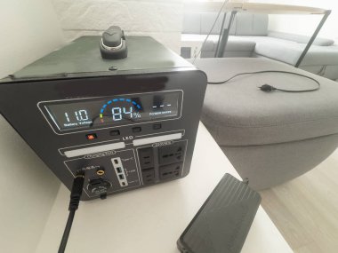 Dijital ekranlı elektrik güç dönüştürücüsü. Yüksek kalite fotoğraf