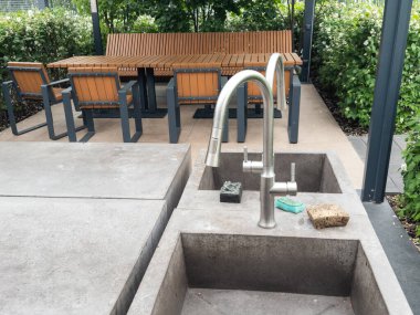 Arka bahçesinde açık hava koltukları ve ailesiyle barbekü. Yüksek kalite fotoğraf