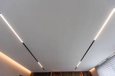 Tavan ışıkla süslenmiş. Yüksek kalite fotoğraf