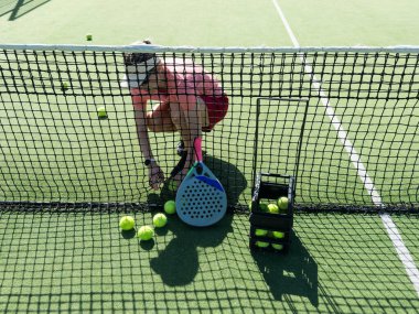 Üzerinde çok sayıda sarı padel tenis topu olan metal sepet. Yüksek kalite fotoğraf