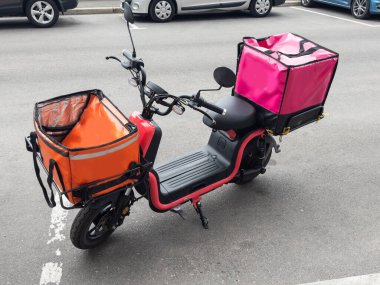 Scooter ekspres teslimat servisi. Kırmızı motosiklet ve teslimat çantası..