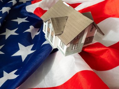 Amerika Birleşik Devletleri 'ne yaşayan ya da göç eden bayraklı küçük bir ev. Yüksek kalite fotoğraf