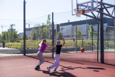 Birlikte daha iyi. Aile basketbol oynuyor. - Evet. Yüksek kalite fotoğraf