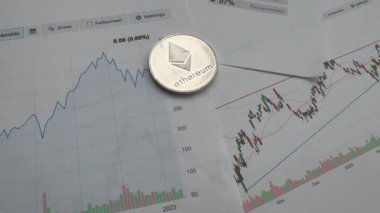 Borsa grafik çizelgesinde altın ethereum kripto para. Üst Manzara. Yüksek kalite fotoğraf