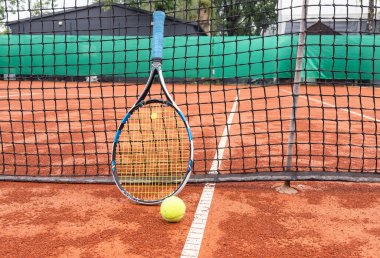 Tenis kortunda tenis topu olan bir tenis raketi. Yüksek kalite fotoğraf