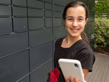 Otomatik servis terminali kullanan kız. Karantina teslimatı, salgın, covid-19 koronavirüs salgını, güvenlik teslimatı. Yüksek kalite fotoğraf