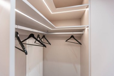 Dolaptaki Dolapta Işıklı Boş Yürüyüş. Yüksek kalite fotoğraf