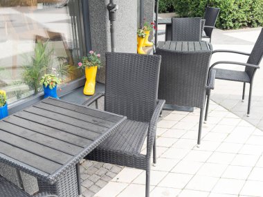 Yerel bir restoranda boş sandalyeli boş bir masayı kapat. Yüksek kalite fotoğraf