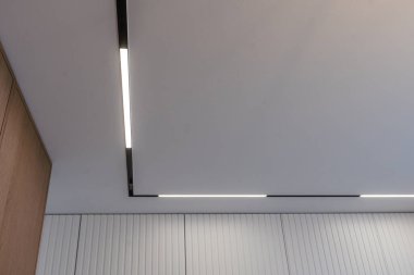 Tavan ışıkla süslenmiş. Yüksek kalite fotoğraf