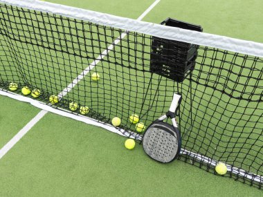 Mahkemede raket ve toplarla tenis oynayın. Yüksek kalite fotoğraf
