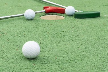 Mini golf, renkli golf sopaları, toplar. Yüksek kalite fotoğraf