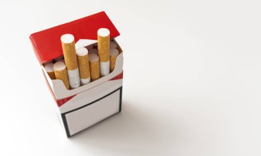 Açık bir paket sigara ve beyaz arka planda bir sigara. Yüksek kalite fotoğraf