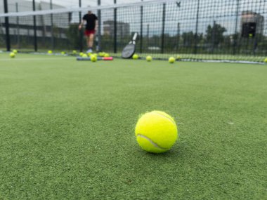  Profesyonel raket ve kort arka planında doğal ışıklandırma. Yatay spor temalı poster, tebrik kartları, başlıklar, web sitesi ve uygulama. Yüksek kalite fotoğraf