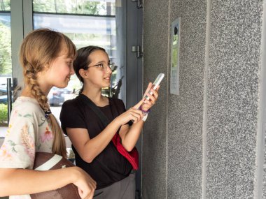 Sokağın ortasında dahili telefon yapan iki genç. Yüksek kalite fotoğraf